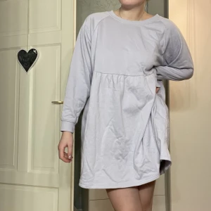 Lila klänning - Säljer en vid, lavendellila mjukisklänning med fickor. Superskönt material, passar perfekt till stövlar. Sparsamt använd i väldigt bra skick.