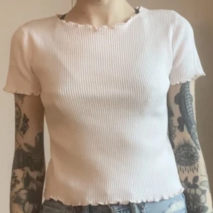 Brandy Melville T-shirt  - Brandy Melville T-shirt   Rosa ribbad T-shirt med lettuce sömmar   Aldrig använd 