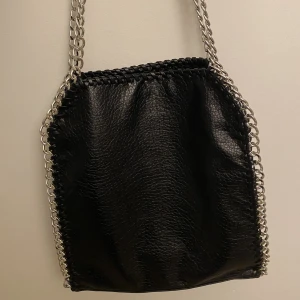 Tiamo - Säljer min helt oanvända Tiamo väska!🙌🏻 Den är mycket utrymme för skolsaker och annat❤️ köpte från scorett för 600 och säljer för 500! Slutsåld på deras hemsida! Står ej för postnords slarv!!