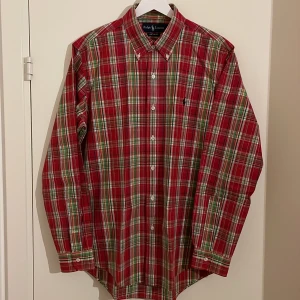 Ralph Lauren skjorta  - Skjorta. Ralph Lauren, custom fit. 100% bomull, storlek m. Mycket gott skick! 