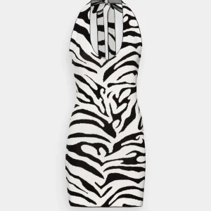 Zebra klänning  - Säljer denna klänning eftersom att den aldrig kommit till användning och är helt ny. 🤍🖤