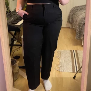 Kostymbyxor - Svarta kostymbyxor ifrån Monki storlek 48 Använd fåtal gånger Passar mig bra i längden som är 163cm