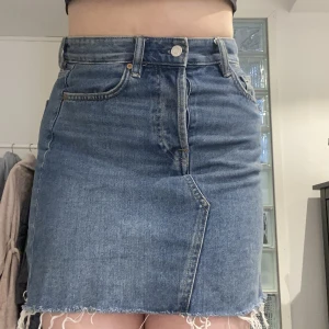 Jeanskjol  - Jeanskjol från carlings. Högmidjad med ”avklippt” stil. 💕