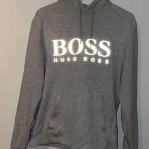 Hugo boss Hoodie - Väldigt bra skick, sparsamt använd! Kvitto har jag inte men orderbekräftelse från boozt finns.