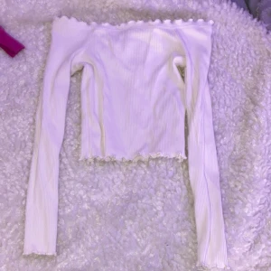 Vit off shoulder - Jättefin vit off-shoulder. I strl S från Gina Tricot nypris 179kr, i nyskick