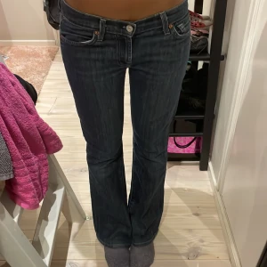 7 jeans  - Lågmidjade flare   jeans från märket 7! Lite slitna i slutet (skriv för bild) så fina ❤️