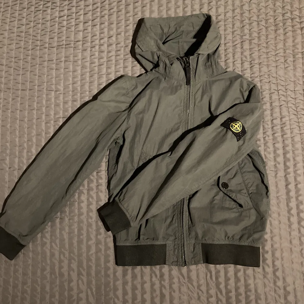 En vårjacka från Stone Island skick 9/10 nypris 4000kr (säljs billigt pågrund av att jag inte har något kvitto då jag fick jackan av en vän. Kan intyga på att den är äkta har bara inget bevis)Skriv till mig om du har några som helst funderingar.. Jackor.