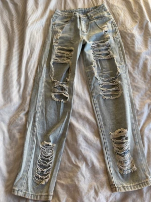 Jeans - Snygga håliga jeans från ett okänt märke nyskick