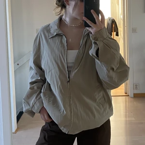 matilda djerf liknande jacka - harrington jacka som påminner om matilda djerfs. passar S/M beroende på hur oversize man vill att den sitter