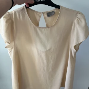 Blus - Beige blus från vero moda. Köpt för många år sedan. Fint skick!
