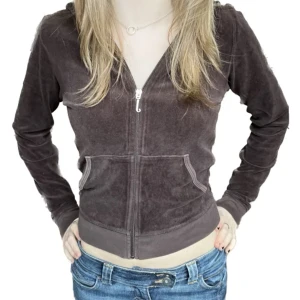 Juicy couture kofta - Brun juicy couture kofta köpt second hand. Står storlek S men skulle mer säga xs. Säljar ganska billigt då den är lite sliten.