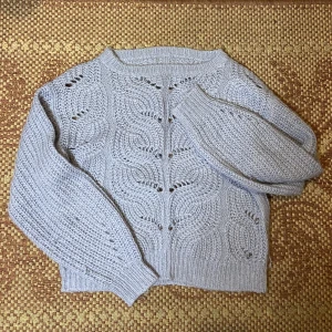 Skickad tröja  - Köpt för något år sedan, använd några gånger. Fin ljusblå färg. 