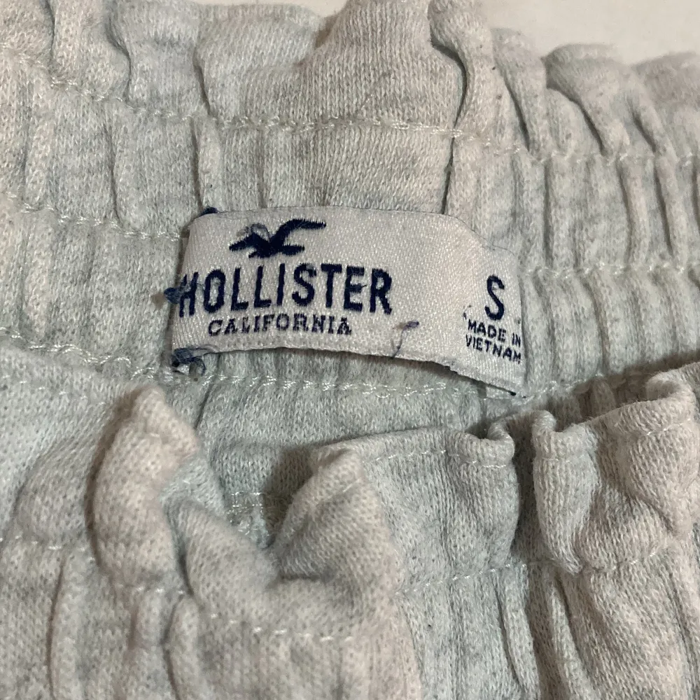 Gråa mjukisbyxor från Hollister i storlek S. Väl använda men i gott skick.. Övrigt.