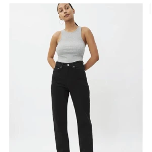 Weekday Row Jeans - Svarta weekday row jeans i strl w27/l33 