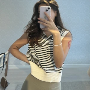 Väst zara - Stickad randig väst från Zara, storlek S men passar även mig som bär XS 🥰