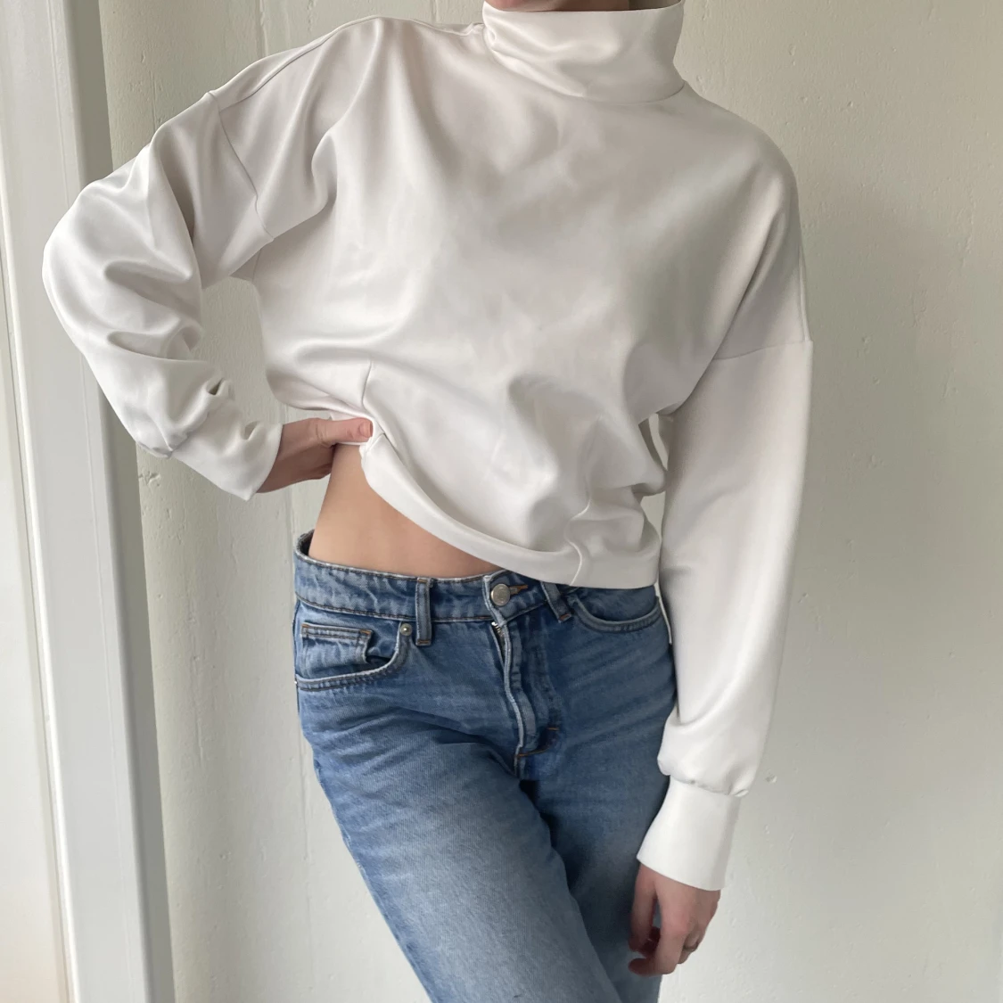 Vit cropped långärmad med hög krage. - 90