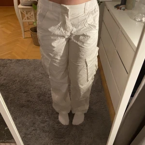 Vita cargo pants  - Superfina cargo pants från H&M i storlek 36! 🤩