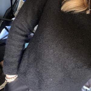 En alpaca blend stickad tröja från Cubus 🖤storlek S och nypris 300kr men säljer för 100kr 