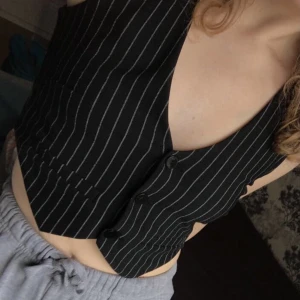 Pinstripe väst - En väst som är pinstriped ifrån Stradivarius. Aldrig använd endast provad och prislappen sitter kvar! Sista bilden lånad som ett exempel på hur man kan styla den:). Jag har 2för3 på allt på min plick så gå gärna in o kika!