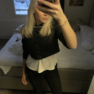 Trekvartsärmad kofta - Jättevacker trekvartsärmad liten kofta men knappar. Storlek M men skulle säga mer som en S😊Säljer för 160kr men pris går att diskuteras vid snabb affär!!💕💕 köparen står för frakten!💞