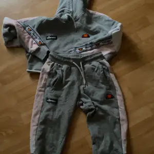 Säljer en fin ellesse dress i storlek 32 i fint skick. 