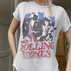 Snygg t-shirt - Skitsnygg T-shirt i jättemjukt material🙌❤️tryck ej på köp nu🫶🏽