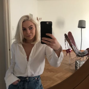 Vit skjorta - Vit bomullsskjorta från Gina 