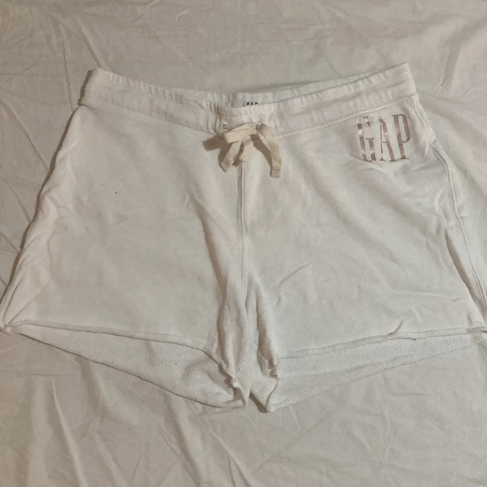 Vita mjukis shorts från GAP i storlek M. Endast använda ett fåtal gånger och i ganska gott skick.. Shorts.