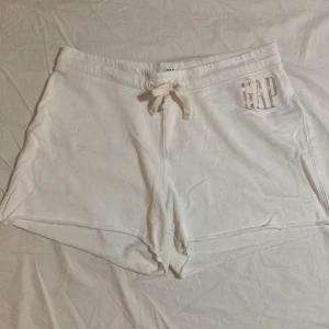 Vita shorts från GAP, M - Vita mjukis shorts från GAP i storlek M. Endast använda ett fåtal gånger och i ganska gott skick.
