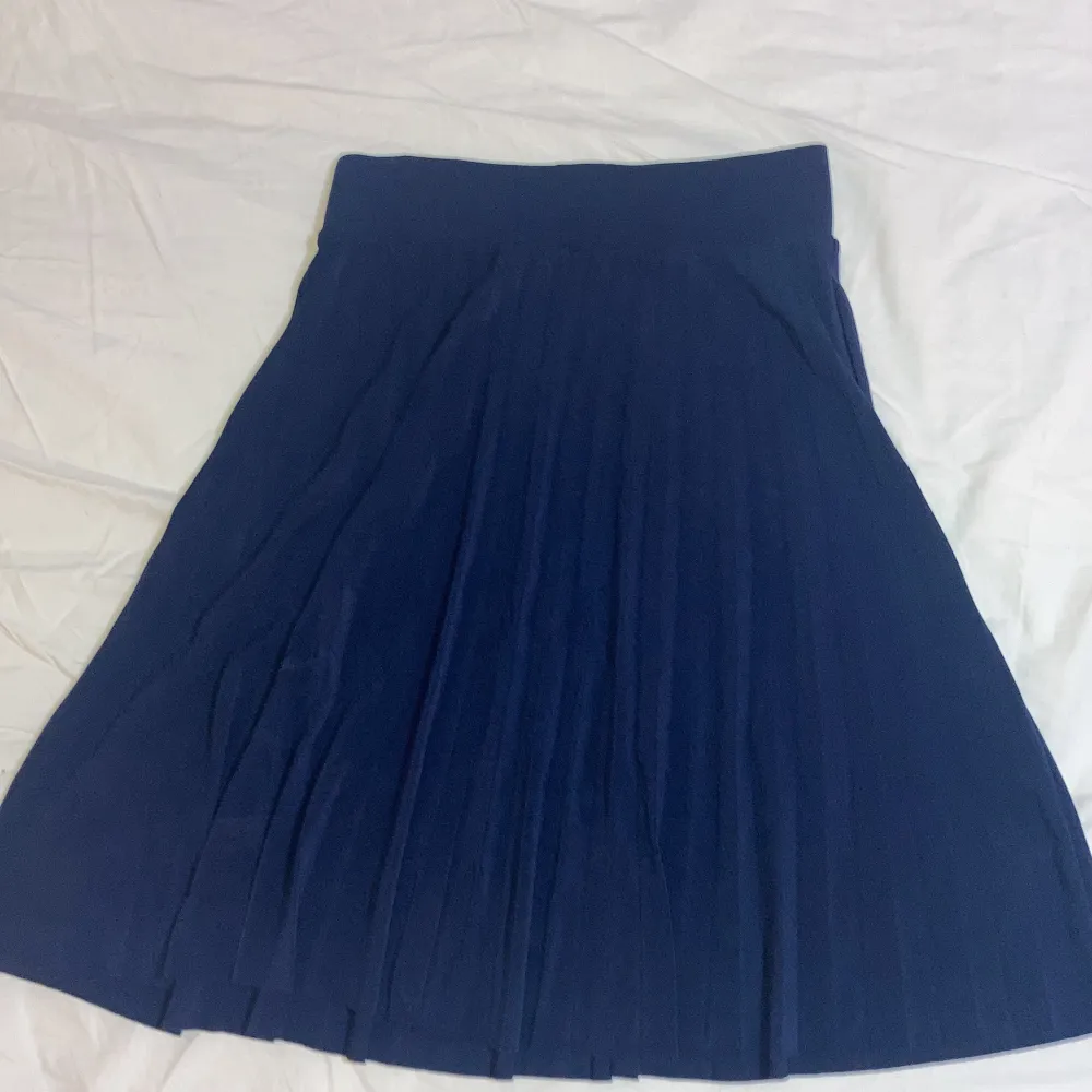 Marinblå, plisserad kjol i storlek S. Endast använd 1 gång!. Kjolar.