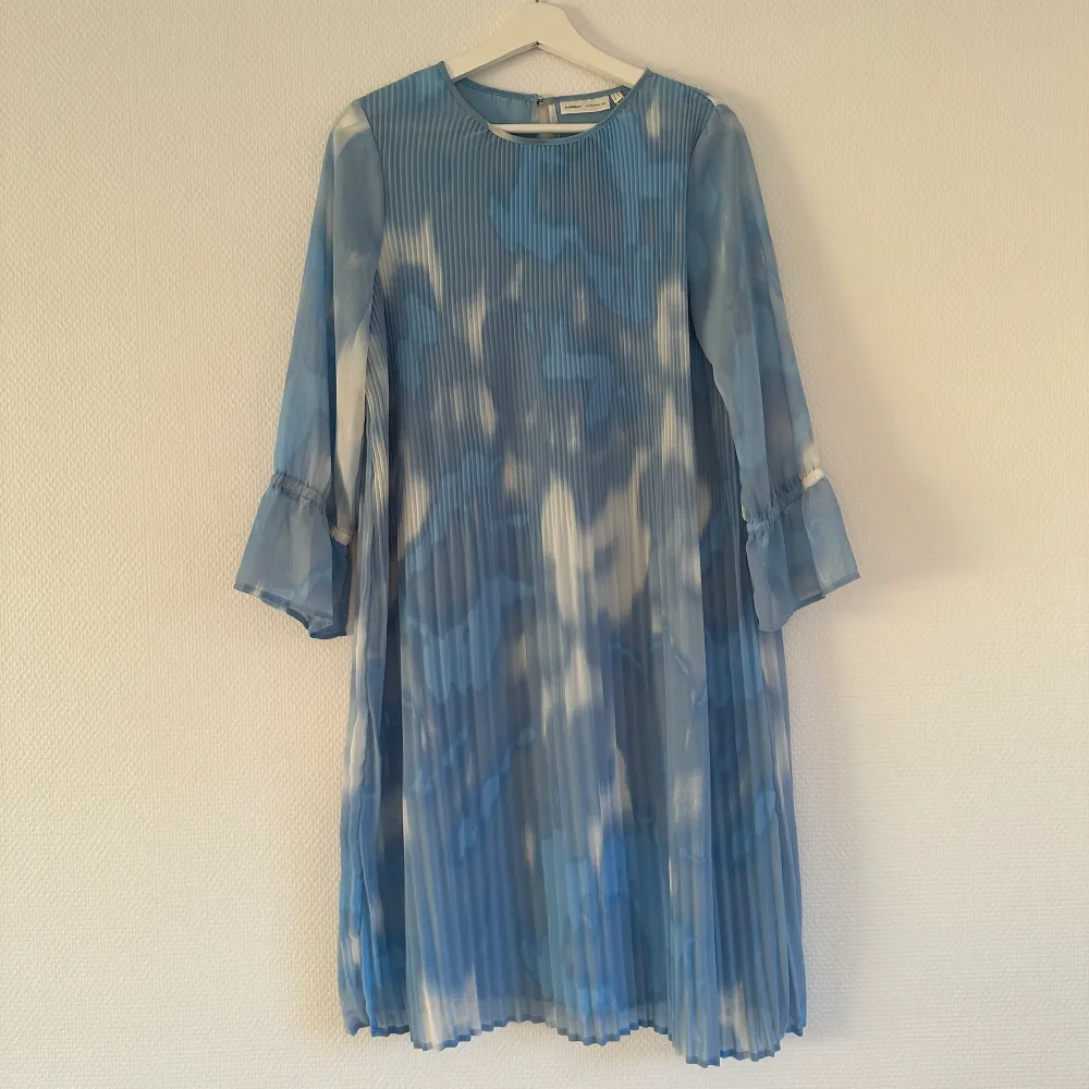 Blå härlig klänning från InWear, XS. Klänningar.