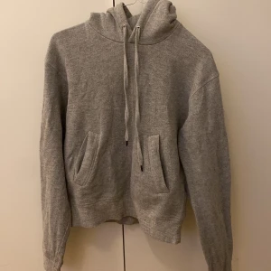 Tröja med luva🫶🏻 - Säljer denna då den inte kommer till användning. Den är använd men är i fint skick. 80+ frakt 💕💕