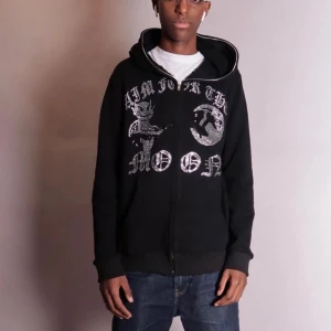 Aim for the moon Zip hoodie  - Hej! Jag säljer nu min aim for the moon zip hoodie pga av att det var fel storlek. Helt oanvänd. Cond 10/10. Tagsen är kvar på. Hör av er vid frågor! Bor i stockholm kan mötas upp eller frakta!