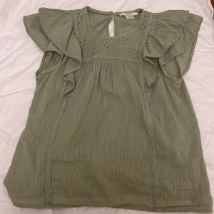 Blus esprit - Super fin grön blus från esprit som jag endast använt en gång!🥰nypris 600! Storlek L men passar mig som har xs/s