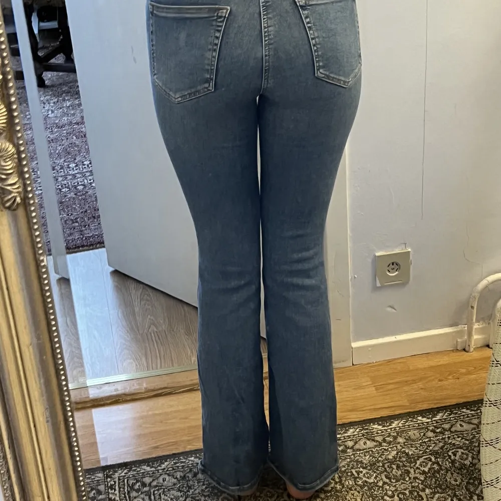 Utsvängda jeans köpta från Cubus, sitter superbra på mig men de är tyvärr lite för korta för mig. Köpta för 699 kr, de är precis som nya. Inga alls defekter. Jätte stretchiga. Har vanligtvis S på jeans men denna är i XS.. Jeans & Byxor.