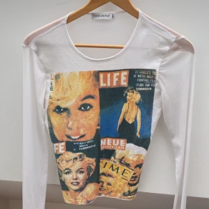 Mesh tröja med vintage tryck - Bra skick. Inga fläckar eller hål