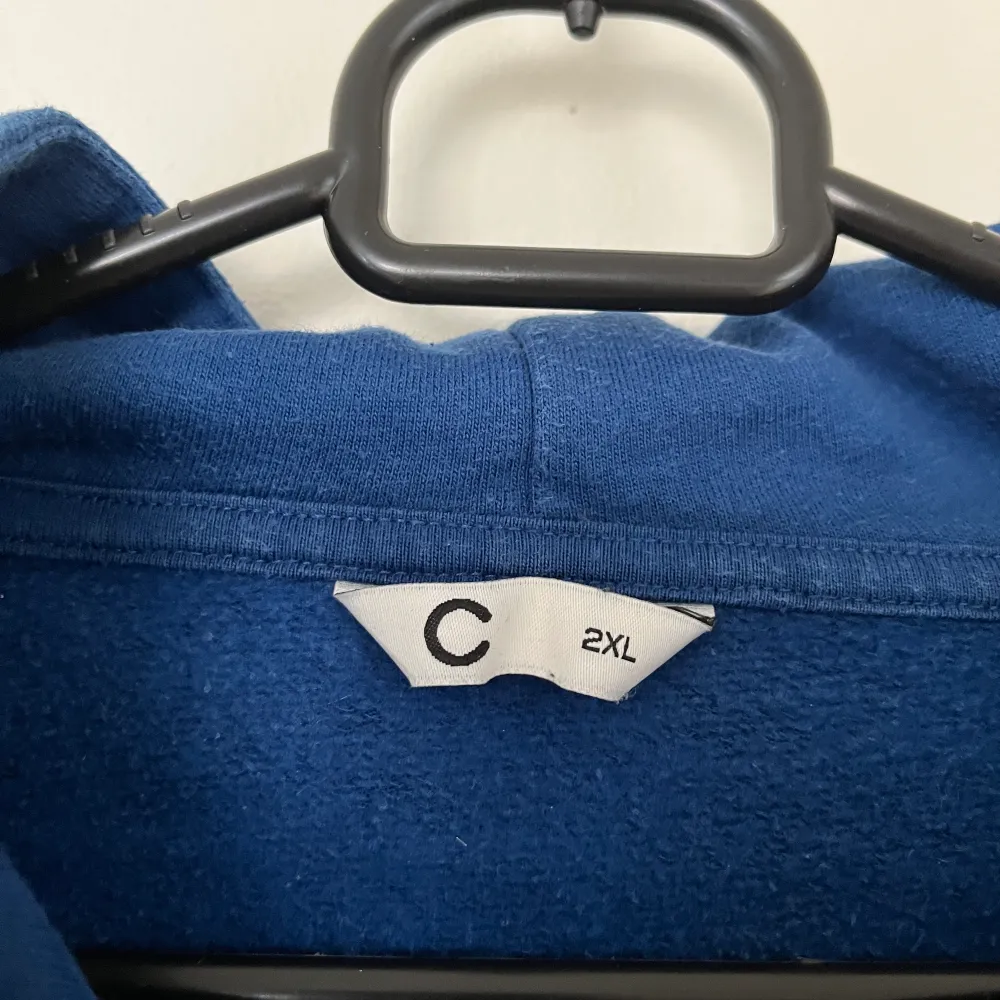 En blå hoodie med tryck som är köpt för att vara oversized där av storlek 2XL men skulle säga att den känns som en L😊  Skriv om ni vill ha fler bilder eller har några andra frågor😊. Tröjor & Koftor.