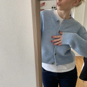 Kofta från mango - Supersöt kofta från zara i en jättefin blå färg😍😍perfekt för våren!!