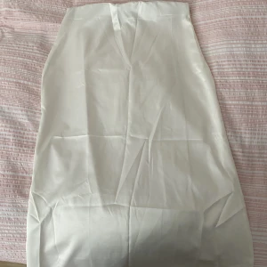 Satinkjol - Säljer denna helt oanvända satinkjolen från Chiquelle. Man kan ha den lågmidjad och högmidjad. Behöver strykas. Storlek medium men liten i storleken 🌸