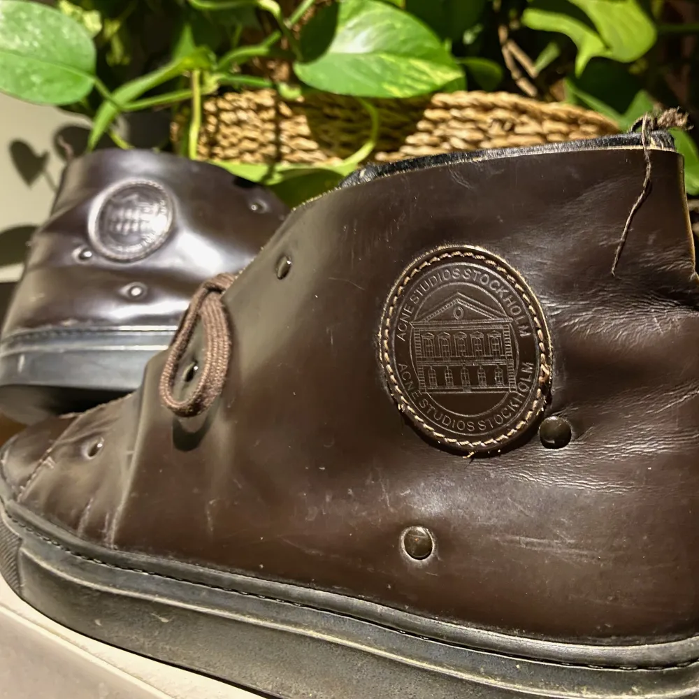 Hej, säljer ett par riktigt coola boots från Acne Studios. De har en lite glansig look. De är i storlek 42 men passar även 43. De är i bra skick, hör av dig för fler bilder. Nypris va runt 3000kr. Priset är inte hugget i sten. Hör av dig vid intresse.. Kengät.