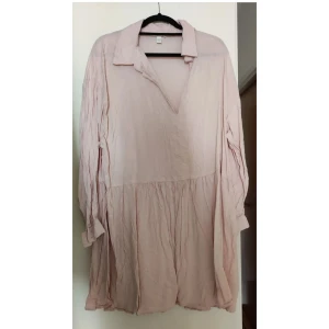 Klänning H&M - Knappt använd då den var för stor. Behövs en strykning men annars väldigt söt.  Från H&M storlek XL