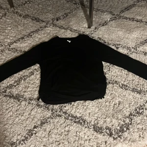 Tröja med rosetter - Säljer denna superfina svarta tröja med rosetter i sidan! Den är från Lindex, andvänd rätt mycket men Inge defekter! Hör av dig om du är intresserad eller vill ha fler och bättre bilder!💕🤗