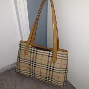 Burberry väska - Använd 1 gång men är i nyskick.