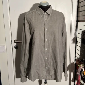 Hugo boss skjorta! - Äkta hugo boss skjorta i perfekt skick! Jättefint mönster och väldigt mjukt material:)