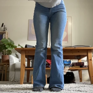 Lee jeans bootcut  - Säljer mina absoluta favorit jeans då de blivit små, W25 L31. Super sköna och sitter perfekt i rumpan. Bra längd till mig som är 160cm. Färgen är som på första bilden. Lite slitna i kanten på ena benet men annars mycket fint skick😊