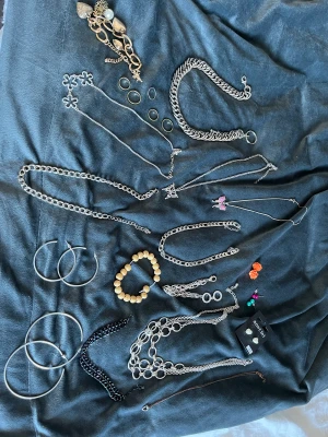 Smycken - Olika smycken, skriv för pris då det är olika priser. 