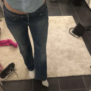 Lågmidjade Utsvängda jeans  - Lågmidjade utsvängda jeans från Armani 