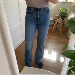 Zara jeans - Jeans från Zara i bra skick. Långa i benen, går ner i marken på mig som är 175cm