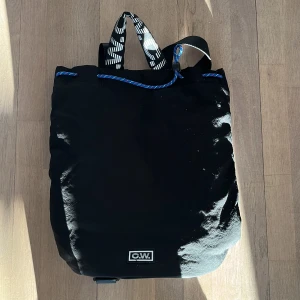Carin Wester ryggsäck - Hej hej. Jag säljer min Carin Wester väska som är helt ny. Skicket är 10/10 och jag har aldrig använt den. Hör av dig om du undrar något. 