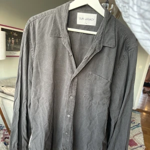 Our Legacy skjorta svart  - Our Legacy skjorta i svart. Använd därav priset. Aningen mörkare i verkligheten än på bild. Storlek 52, så nånstans mellan M/L i storlek (passar mig som är 189/77kg)